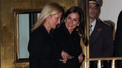 La reina Letizia y Marie-Chantal Miller, el pasado domingo 15 de enero a su salida de la cena en un restaurante en Atenas (Grecia).