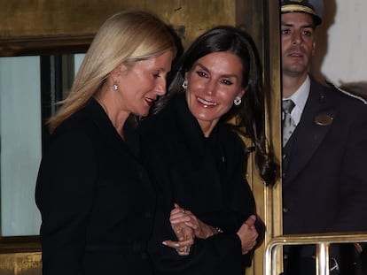 La reina Letizia y Marie-Chantal Miller, el pasado domingo 15 de enero a su salida de la cena en un restaurante en Atenas (Grecia).