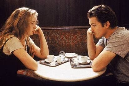 Ethan Hawke e Julie Delpy fazendo networking em 'Antes do Amanhecer'.