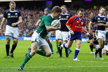 O'Gara anota un ensayo frente a Escocia.