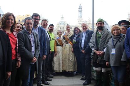 El alcalde de València, Joan Ribó, y el presidente de la Generalitat, Ximo Puig, este lunes en el balcón del Ayuntamiento. 
 