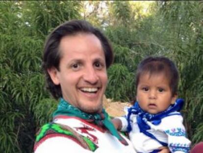 El músico y activista Rafael Bejarano con un niño huichol.