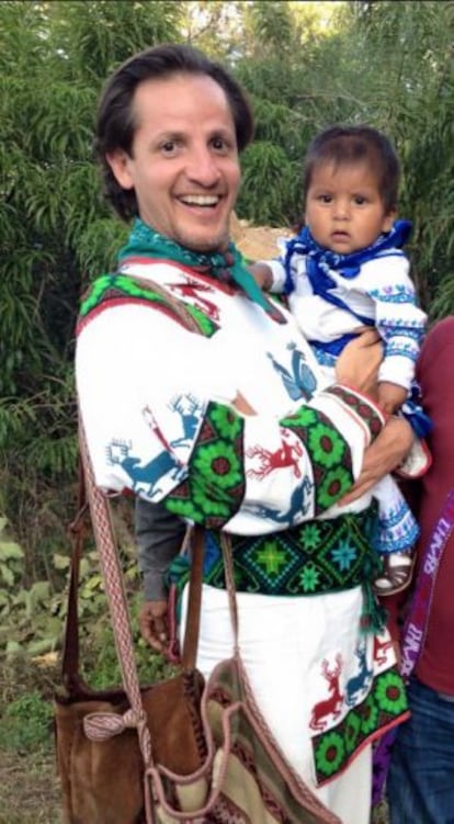 El músico y activista Rafael Bejarano con un niño huichol.