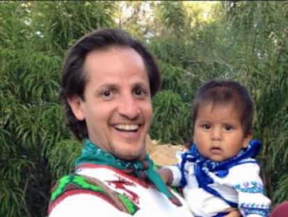 El músico y activista Rafael Bejarano con un niño huichol.