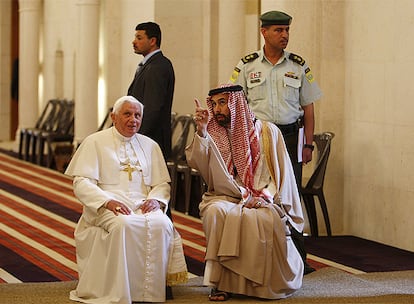 Benedicto XVI ha hecho una parada durante su recorrido por la capital jordana para visitar la Mezquita Al Hussein, donde ha mantenido un encuentro con el príncipe jordano  Gazhi bin Muhammad