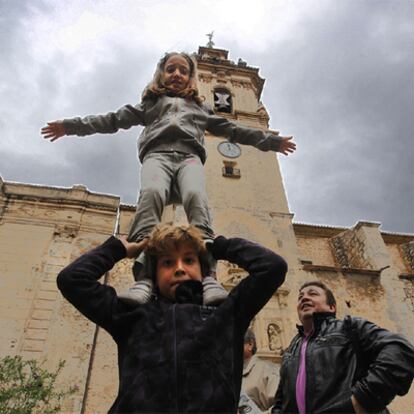 Dos niños improvisaron ayer en la plaza de la basílica de Algemesí una <i>muixeranga</i>.