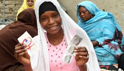 Una joven asiste a una charla de prevención del VIH y salud sexual en su comunidad en Moussoro (Chad).