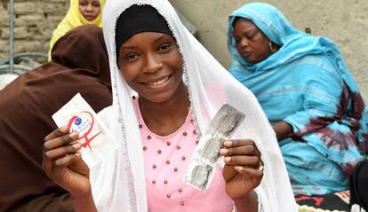 Una joven asiste a una charla de prevencin del VIH y salud sexual en su comunidad en Moussoro (Chad). 