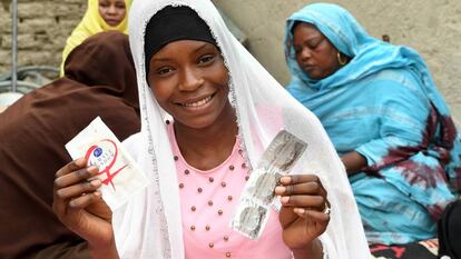 Una joven asiste a una charla de prevención del VIH y salud sexual en su comunidad en Moussoro (Chad). 
