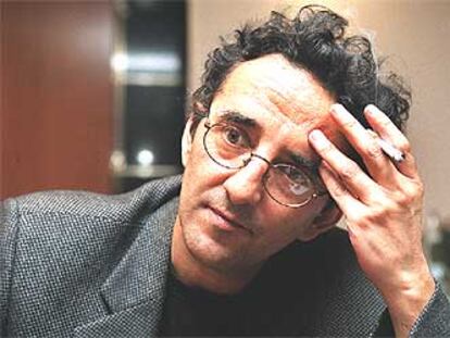 Roberto Bolaño, durante la presentación de <i>Putas asesinas</i> en Barcelona en 2001.