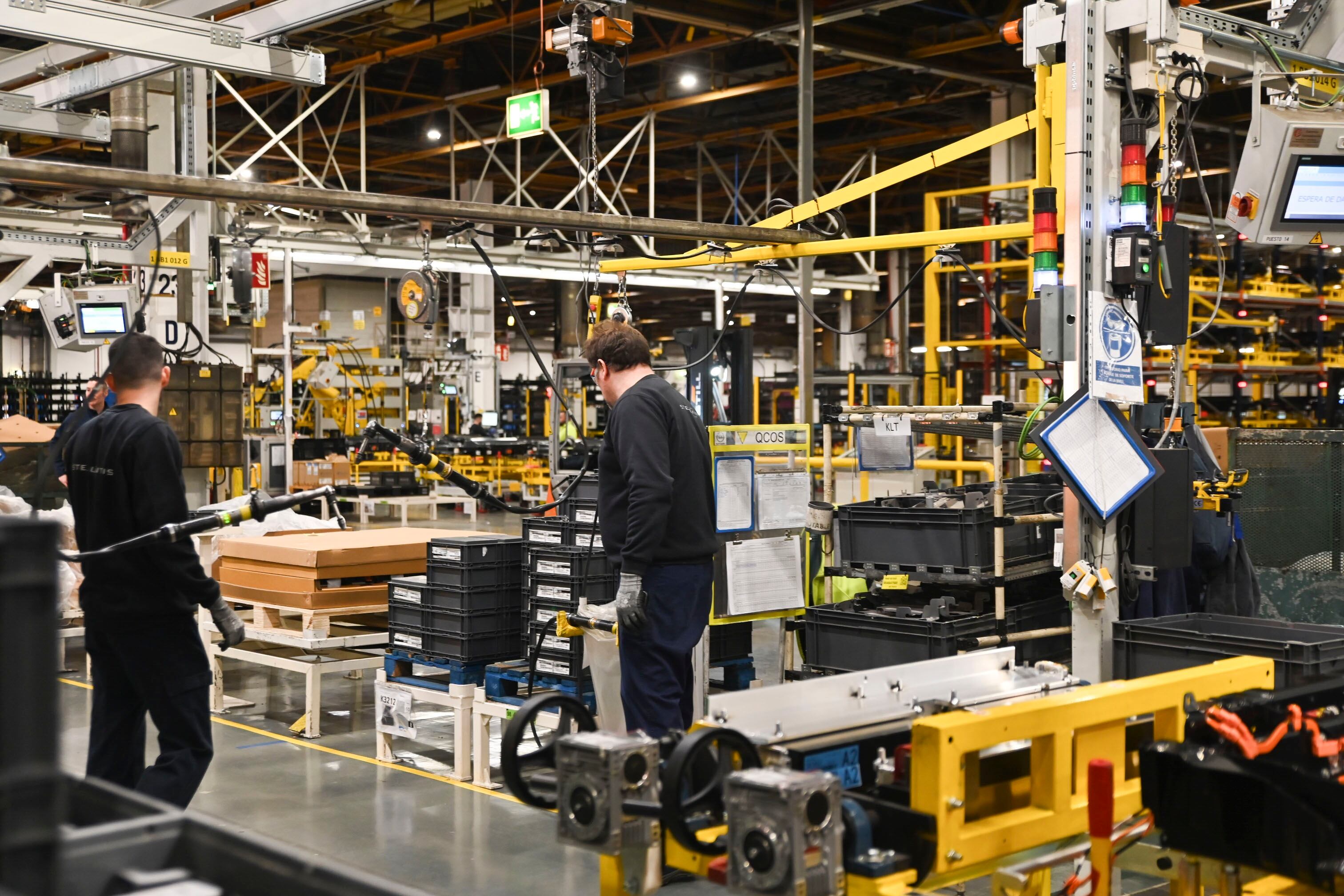 Trabajadores en la planta de Stellantis en Figueruelas (Zaragoza) en enero.