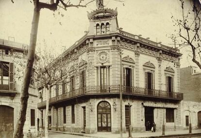 La historia de la Flor de Maig, una cooperativa de finales del siglo XIX, es centenaria pero el conflicto es mucho más reciente. En los años 80, gracias a las reivindicaciones vecinales, el Ayuntamiento decidió alquilar una planta de la finca que gestionaron varias entidades. Tras un breve lapso cerrado el edificio recuperaron la gestión vecinal en 2014. La imagen es de 1908.