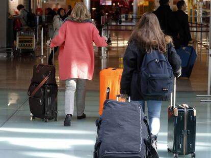 Pasajeros en el aeropuerto de Barajas.