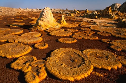 La depresión del Danakil es uno de los lugares más extremos y hostiles de la tierra. Un despiadado desierto de lava y sal en el que puede verse uno de los pocos lagos de lava hirviente que existen en el planeta, el del volcán Erta Ale, y multicolores lagunas sulfurosas. En este inhóspito territorio se ha registrado la temperatura ambiental más alta del mundo (más de 60 grados).