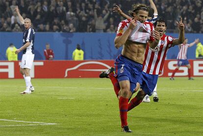 El Atlético materializa su juego con una gran jugada que comienza en la banda con Reyes y acaba en las botas del uruguayo. El gol invita al optimismo: por juego, los rojiblancos merecen más que los ingleses.