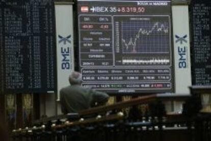 Panel informativo en la Bolsa de Madrid que muestra la evolución del IBEX 35.
