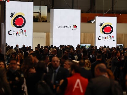 Vista de la asistencia de público durante el día inaugural de Fitur 2024 en Ifema, Madrid.