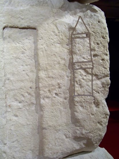 Dibujo ibérico picado en piedra acompañado de un esquema.