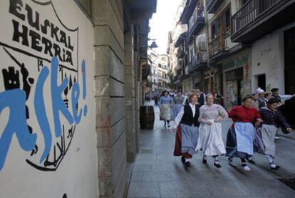 Un grupo de <i>dantzaris</i> recorre las calles de Hernani durante el festival gastronómico celebrado el fin de semana en la localidad guipuzcoana.