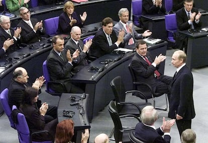 El presidente de Rusia Vladimir Putin (d), recibe los aplausos de los diputados tras su discurso ante el parlamento de Alemania, en Berlín. Al lado de Putin aparece el primer ministro de Alemania Gerhard Schröder, en septiembre de 2001.
