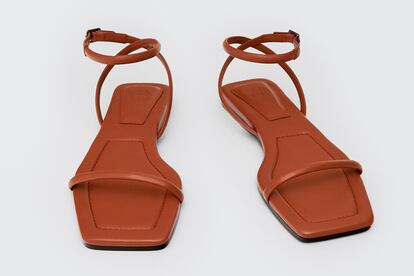 Pulsera, una única tira y puntera cuadrada. Estas sandalias de Massimo Dutti no tienen nada y lo tienen todo.