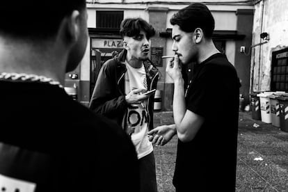 Amigos de Ugo Russo, en una calle de Quartieri Spagnoli. 