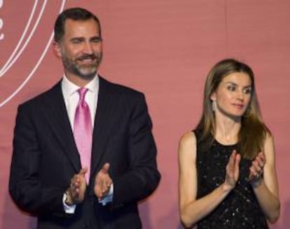 Los príncipes de Asturias durante su asistencia a la entrega del XIII Premio Nacional Joven Empresario que la Confederación de Asociaciones de Jóvenes Empresarios de España (CEAJE) entrega a la mejor iniciativa emprendedora o proyecto empresarial de jóvenes de hasta cuarenta años, en un acto que ha tenido lugar en el Parador de Cádiz.