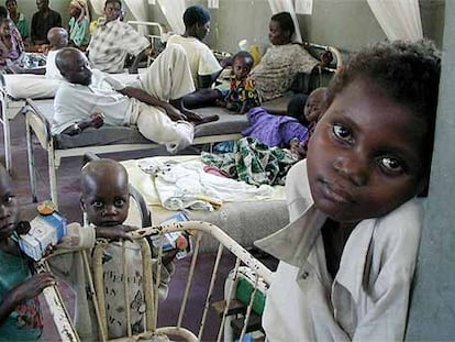 Un grupo de personas espera atención médica en un hospital de Congo.