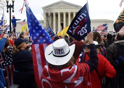 Manifestantes trumpistas, en el exterior del Tribunal Supremo en Washington, este sábado.