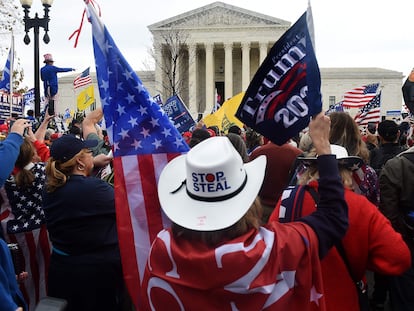 Manifestantes trumpistas, no exterior do Supremo Tribunal em Washington, neste sábado.