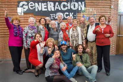 Los concursantes de 'Generación rock' y, delante, los profesores Melendi, Reichel y Jopi.