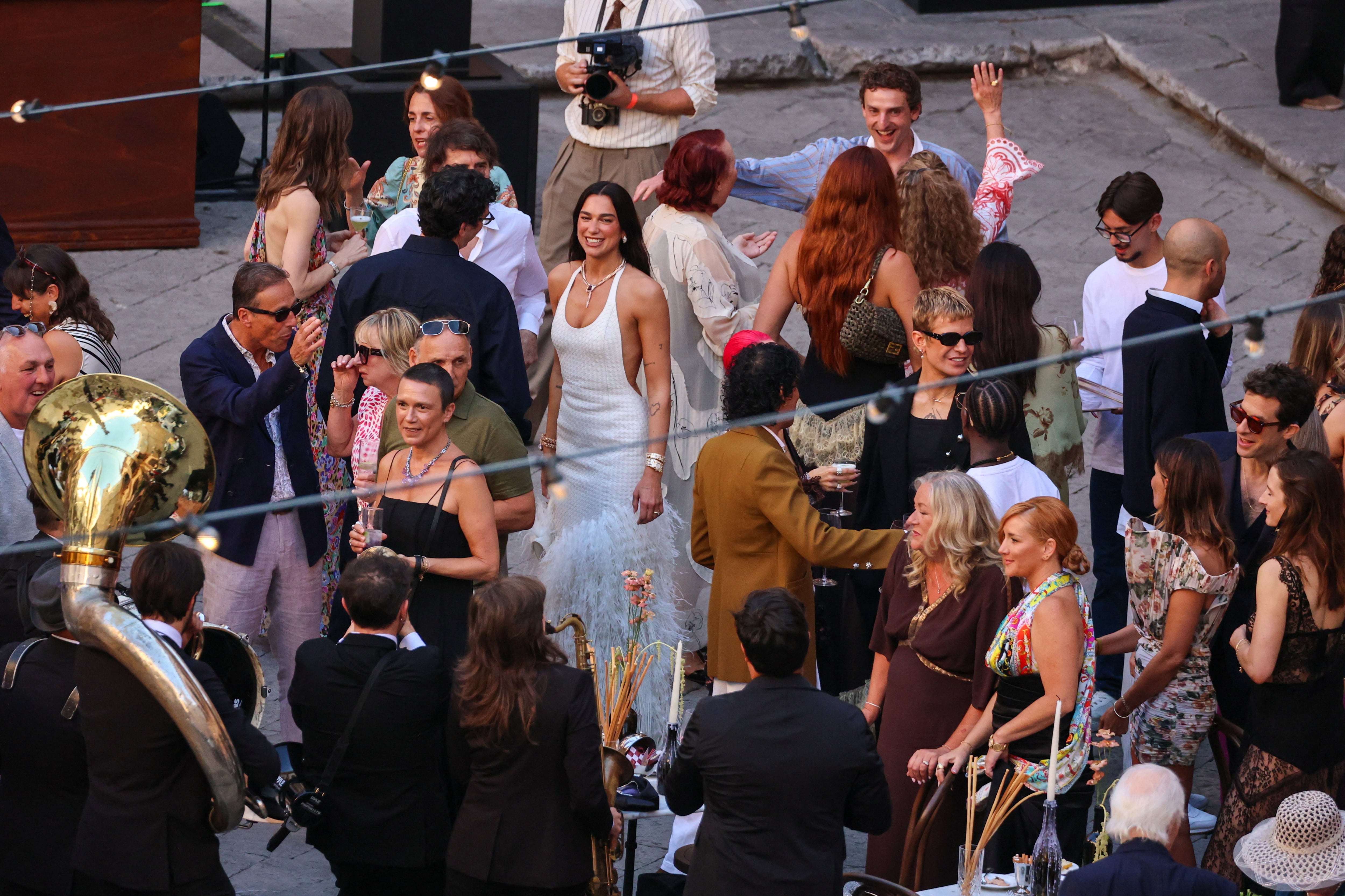 Lo que se sabe de la boda de Dua Lipa y Callum Turner en Pal