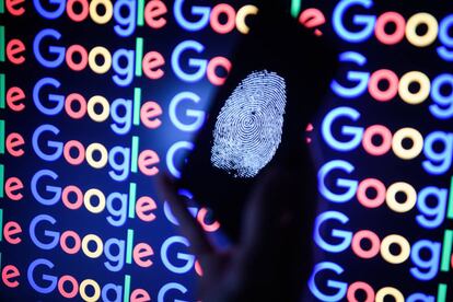 Una huella dactilar sobre el logo de Google.
