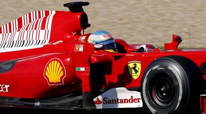 Fernando Alonso rodando con su Ferrari en Jerez.