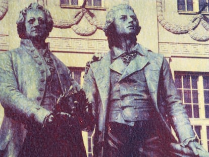 Estatuas de Goethe y Schiller, ante el Teatro Nacional de Weimar.