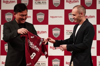 Iniesta comenzó su intervención ante los medios con un "konnichiwa" ("Buenas tardes", en japonés) y la concluyó con un "arigatou" ("Gracias"), y estuvo acompañado del fundador y consejero delegado de Rakuten, Hiroshi Mikitani, quien se hizo con el Vissel Kobe en 2004 a través de otra de sus empresas. En la imagen, Andrés Iniesta recibe la camiseta de su nuevo equipo.