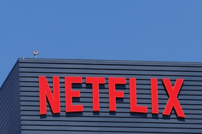 El logo de Netflix en un edificio de la compañía en Hollywood (Los Ángeles).