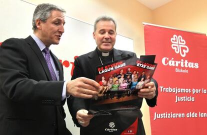 El obispo de Bilbao, Mario Iceta (derecha), y el director de Cáritas Bizkaia, Carlos Bargos, en la presentación de la campaña de captación de vivienda.