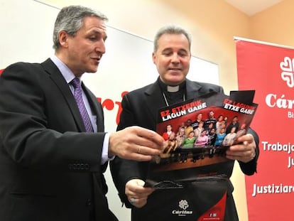 El obispo de Bilbao, Mario Iceta (derecha), y el director de Cáritas Bizkaia, Carlos Bargos, en la presentación de la campaña de captación de vivienda.