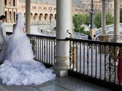 Una pareja de recién casados en la plaza de España de Sevilla.