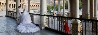 Una pareja de recién casados en la plaza de España de Sevilla.