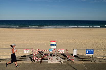La emblemática playa de Bondi Beach, en la ciudad australiana de Sídney, se abrirá parcialmente a nadadores y surfistas la próxima semana. Lo hará a medida que el resto de playas de la región empiecen a reducir las restricciones por la pandemia.