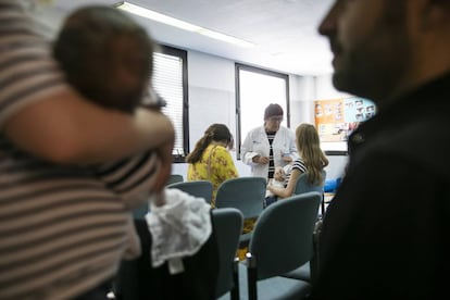 Varios pacientes esperan a su médico en el centro de salud de Goya, en la capital.