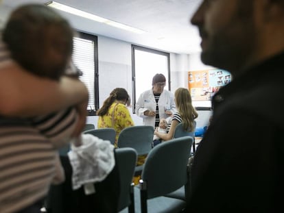 Varios pacientes esperan a su médico en el centro de salud de Goya, en la capital. 