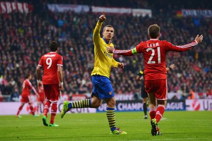 Podolski celebra ante Lahm el empate a uno.