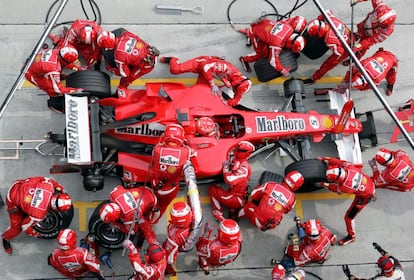 Los mecánicos de Ferrari trabajan en el coche del piloto alemán durante el Gran Premio de Malaisia de Fórmula 1, disputado en el circuito de Sepang el 19 de marzo de 2006.