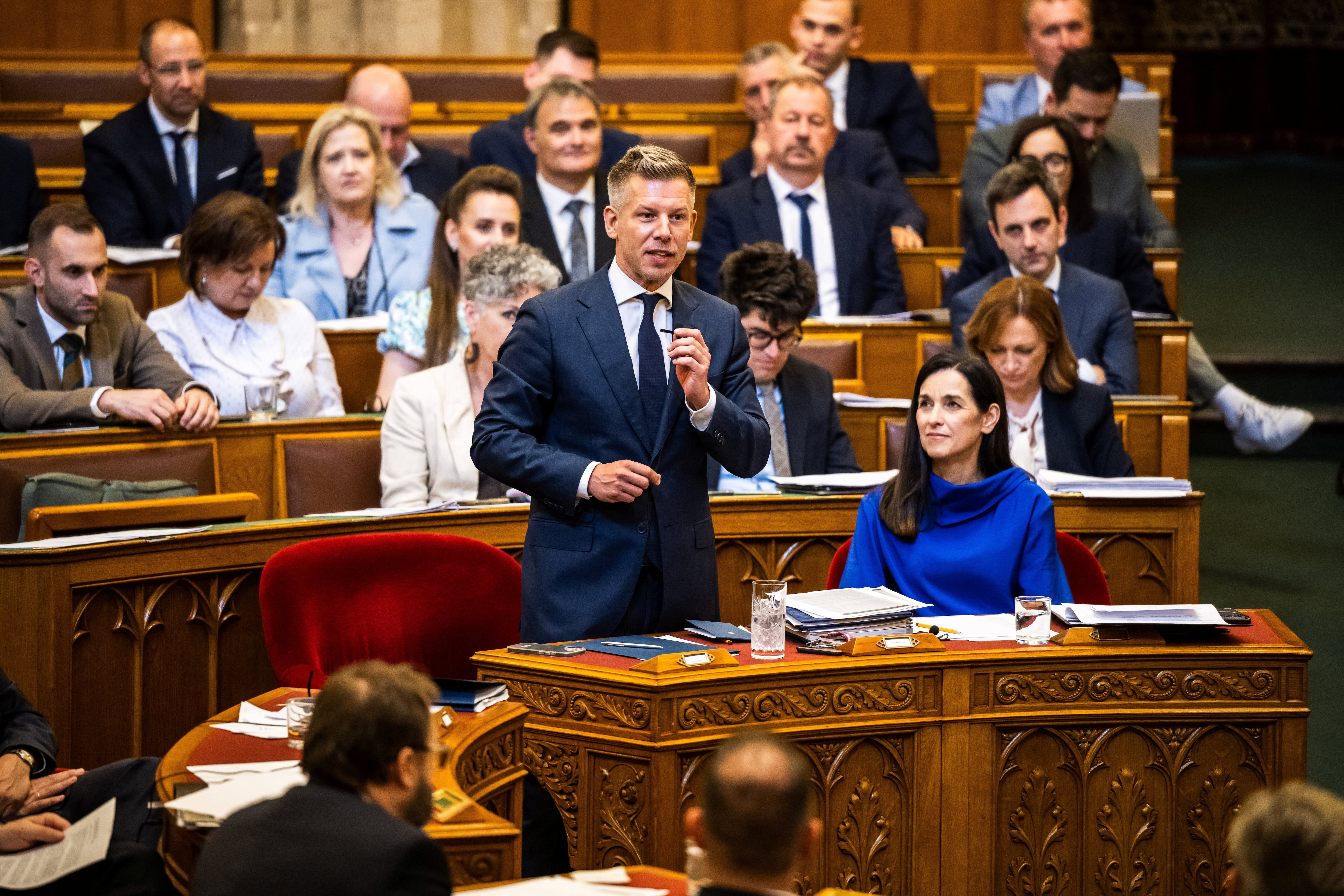 El Parlamento de Hungría aprueba la reforma constitucional que destituye al presidente orbanista
