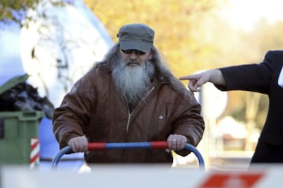 Juan Manuel Valent&iacute;n Tejero leaves the Herrera de La Mancha penitentiary on Wednesday. 