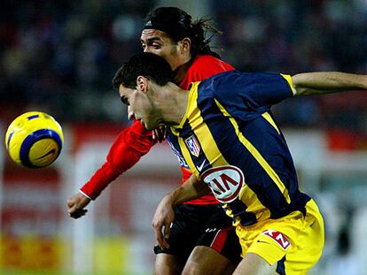 Pablo y Arango pelean por controlar un balón aéreo.