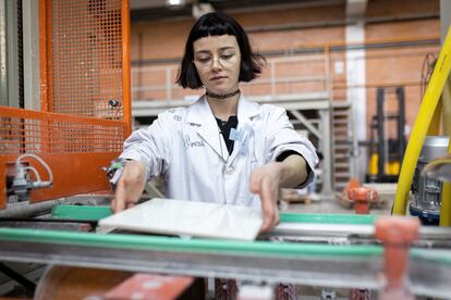 Una alumna de Formación Profesional del IES El Caminás de Castellón, en una fábrica de productos cerámicos, en abril de 2024.